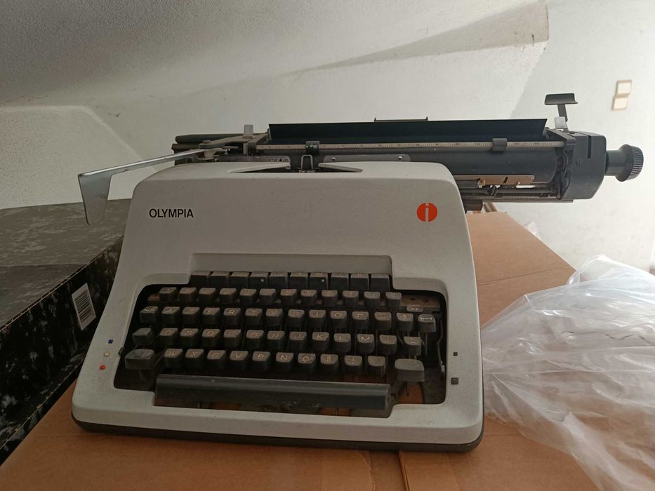 Máquina escrever à mão OLYMPIA