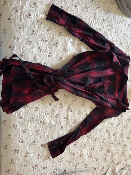 Camisa, vestidos e macacões