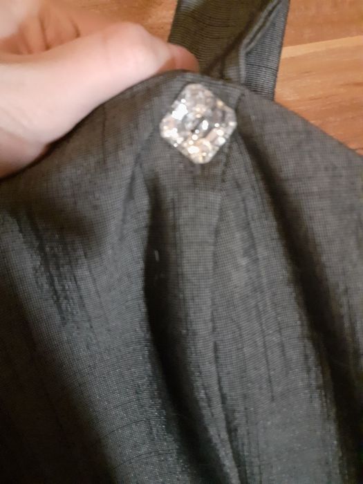Elegancja sukienka w szarym odcieniu i efektownymi guziczkami