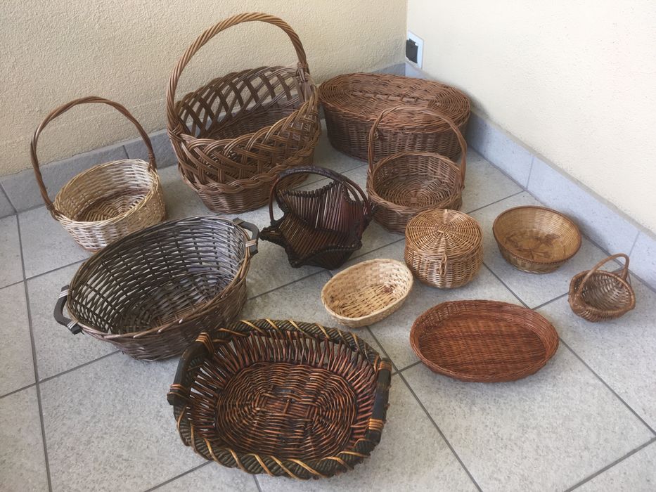 Kolekcja wiklinowych koszy - 12 sztuk.