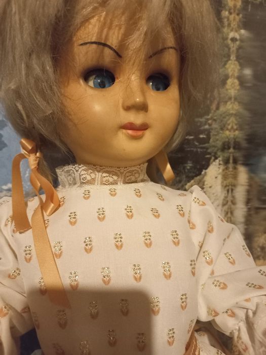 Boneca com cerca de 100 anos