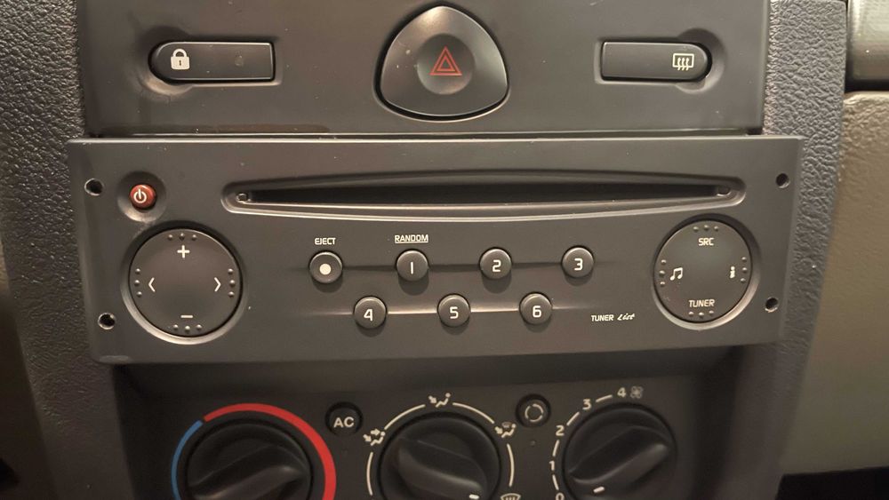Auto Rádio original, modelo Tuner List — Avariado (para peças)