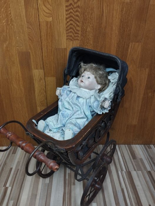 Stara lalka w wózku, zabytkowy wózek retro, dekoracja