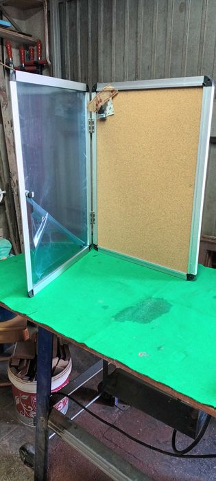 Quadro de aviso de condomínio com porta e fechadura