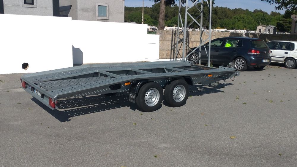 Atrelado porta carros Blyss 450x210cm. Peso brutto rebocavel 3000kg.