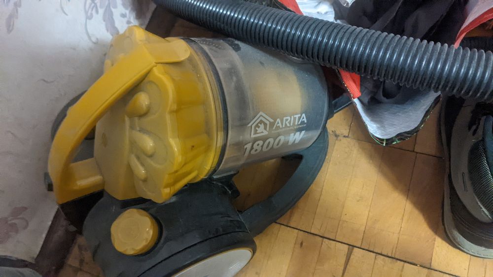 Холодильник ЗИЛ робочий, бойлер неробочий, пилосос ARITA напівробочий.