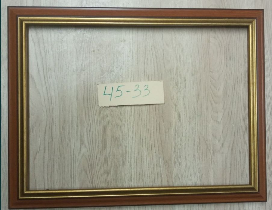 Рамки для картин. Очень много рамок.