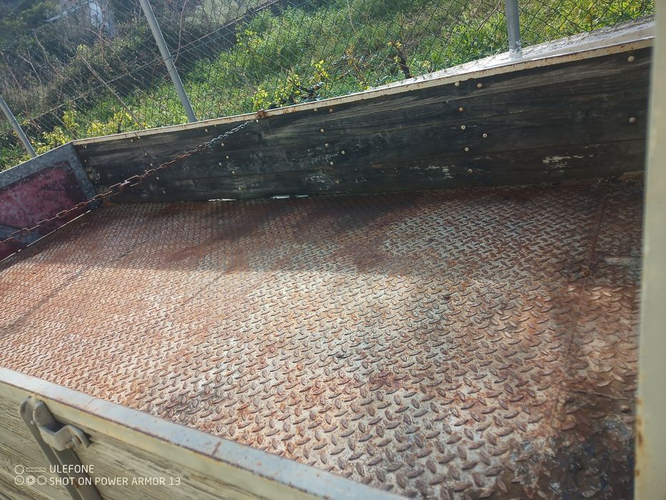 Carrinha Nissan de caixa aberta