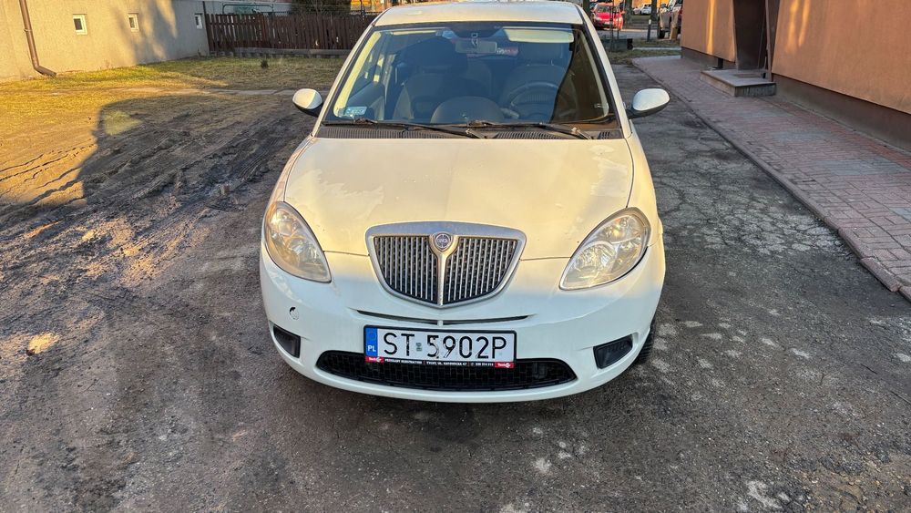 Lancia Ypsilon Małe fajne miejskie auto Lancia Ypsilin