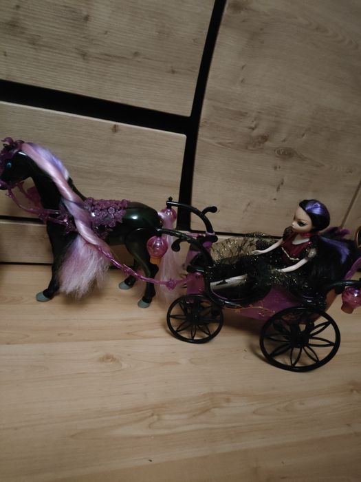 Karoca  z lalką Mattel