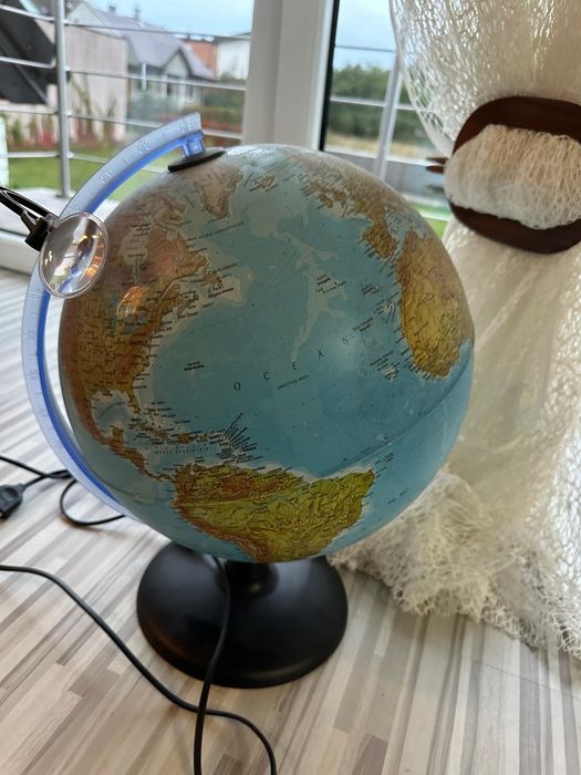 Duży globus podświetlany