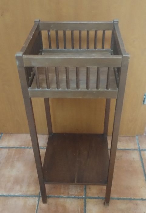 Kwietnik drewniany z dwoma półkami