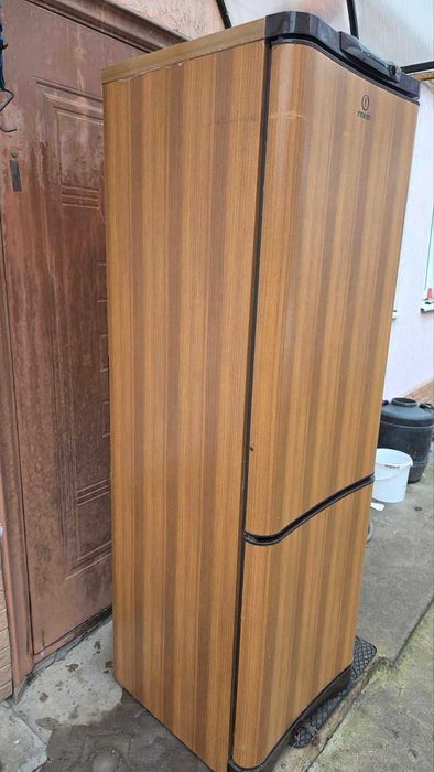 Рабочий холодильник "Indesit", высота 1м.80см. чистый ухоженный.