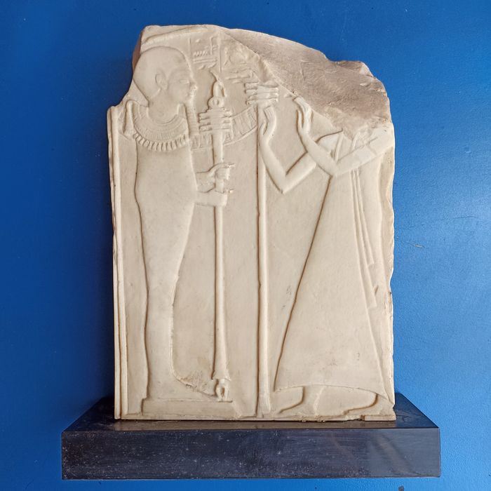 Baixo-relevo egípcio Ramsés II criança Museu do Louvre base em mármore