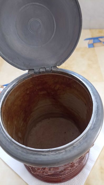 Pote tabaco antigo em grés e chope cerveja