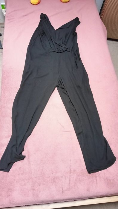 Czarny kombinezon KappAhl