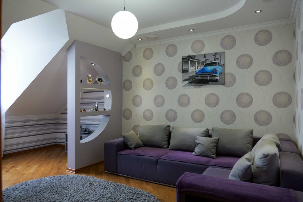 Просторе домоволодіння в передмісті, поблизу лісу!