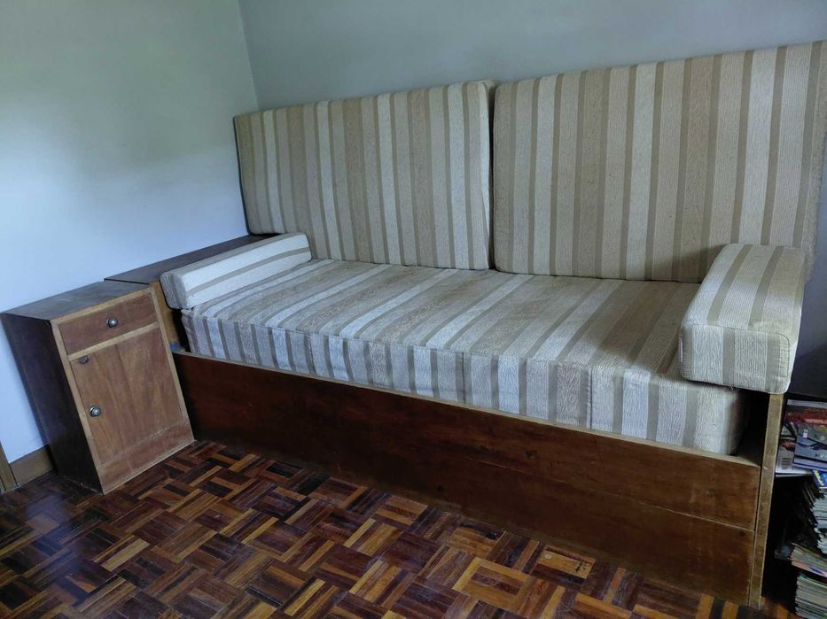 Cama sofá e mesinha