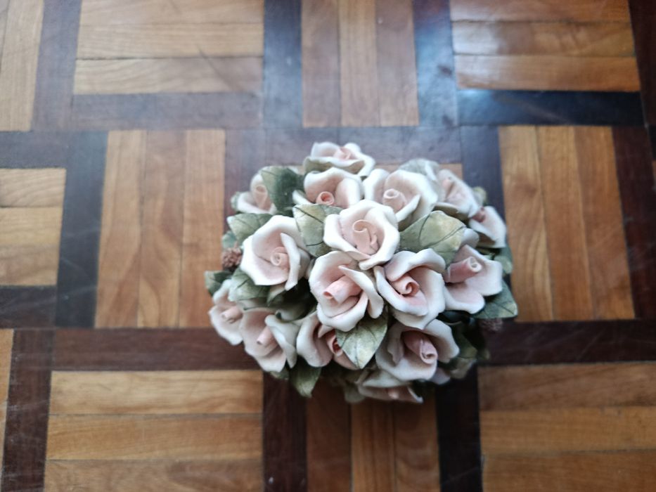 Arranjo de flores de porcelana estilo capodimonte