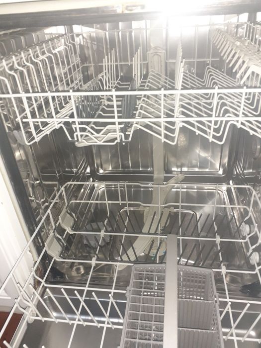 Máquina de lavar loiça bosch impecável a funcionar.