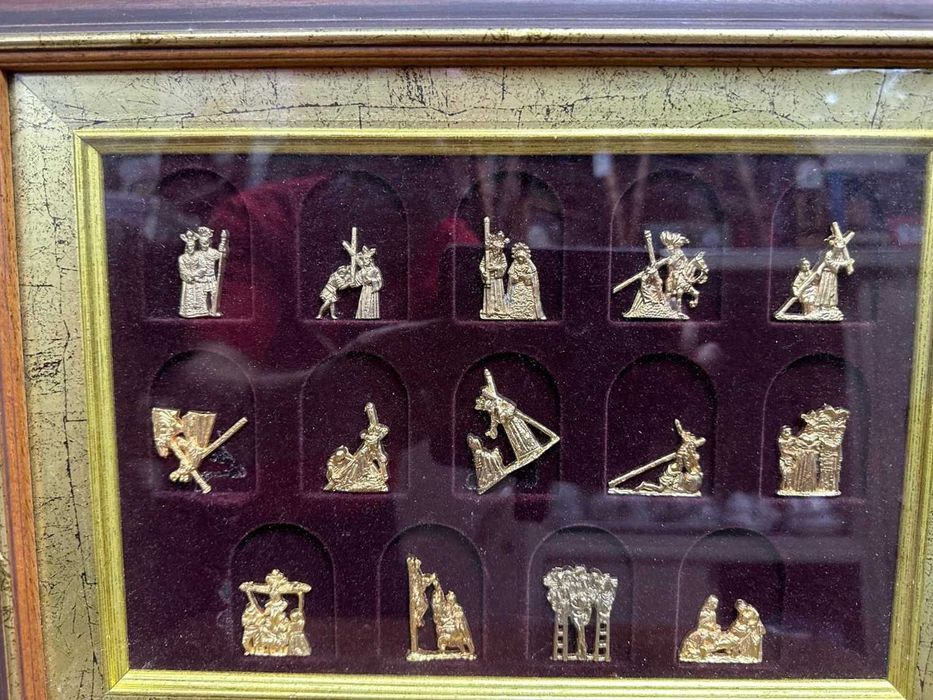 Quadro com a Via Sacra, que representa as etapas da Paixão de Cristo.