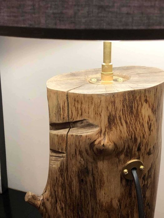 Candeeiro em tronco de árvore