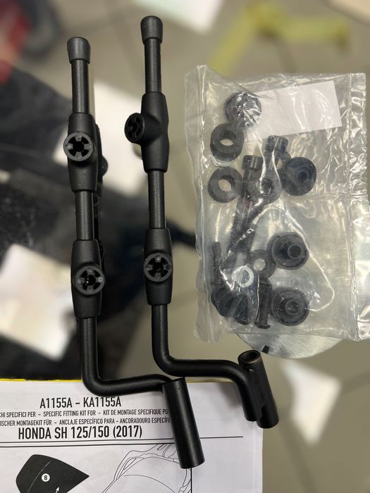 Кріпленння вітрового скла KAPPA A1155AK HONDA SH 125i-150i крепление