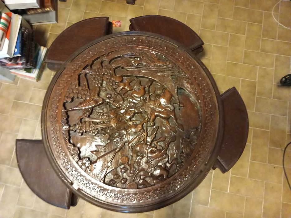 Mesa redonda em madeira teca com 4 bancos