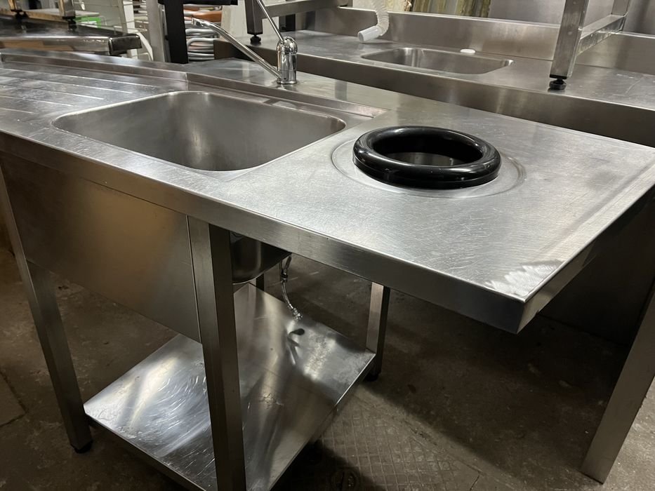 Escaparate em inox de canto com pio, torneira e saída de detritos