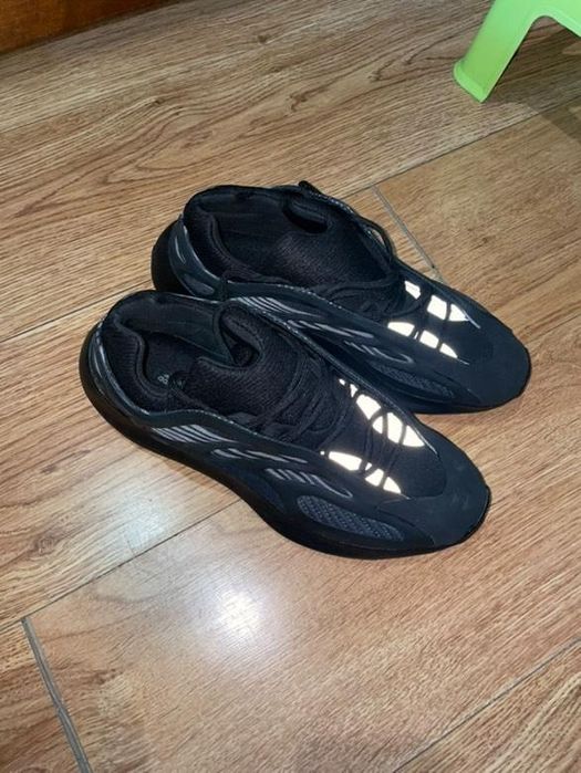 Adiadas eyeezy 700, tamanho 42 preta e zinzenta fluorescente