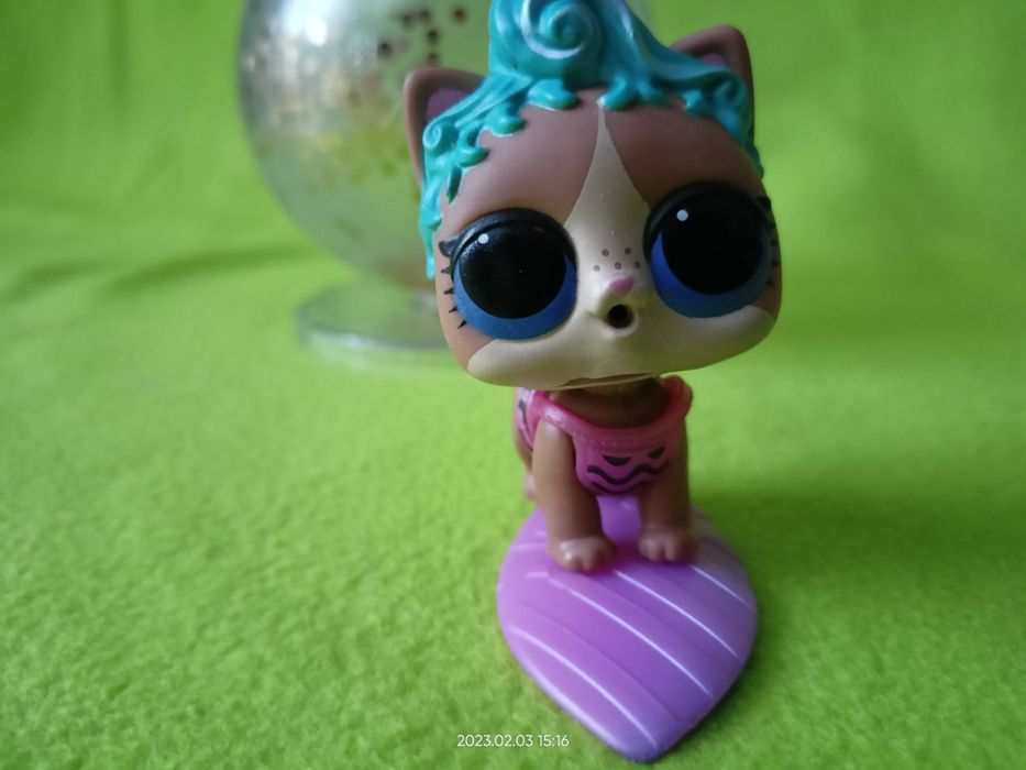 Lalka LOL piesek na desce surfingowej