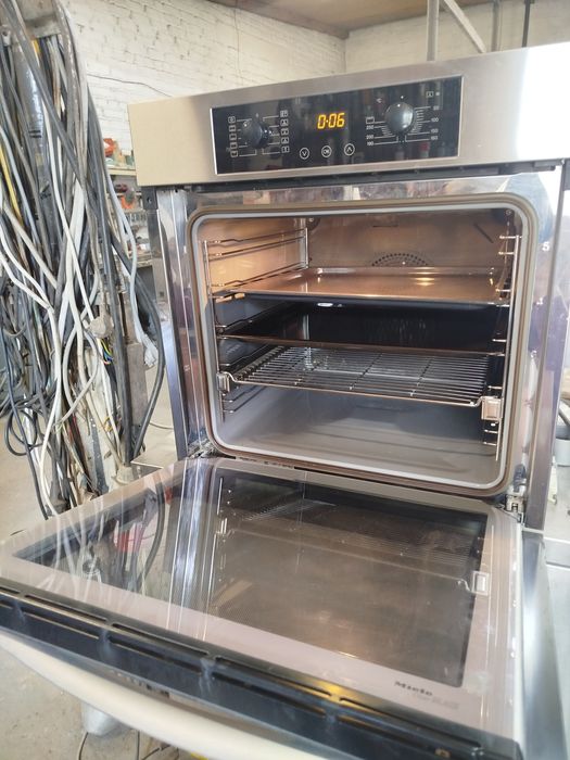 Духова шафа Miele H4710B.
