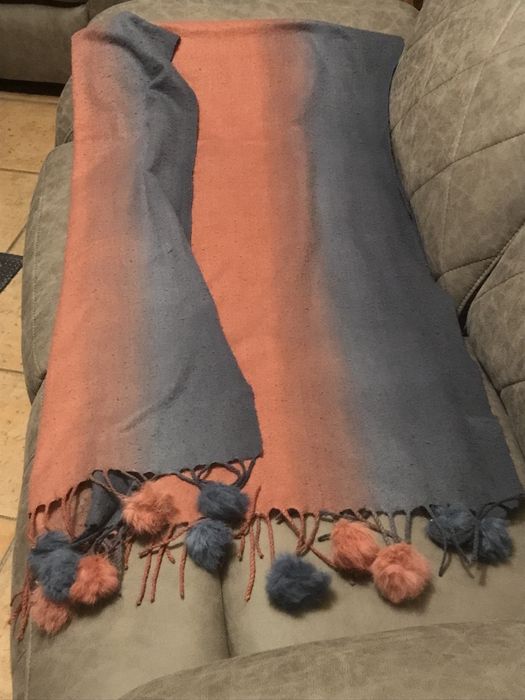 Cachecol com pompons