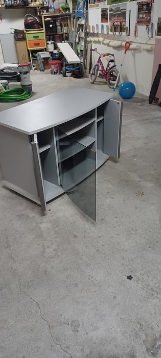 Vendo móvel de tv,estado impecável, em nogueira braga.