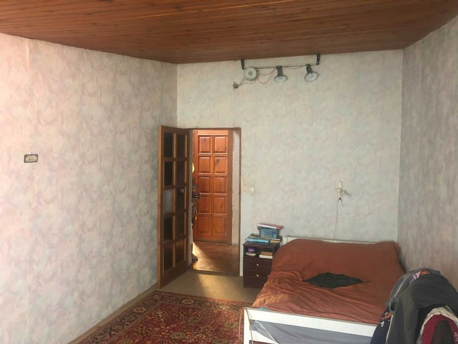 Продається будинок біля Голосіївського парку в оточенні озер.