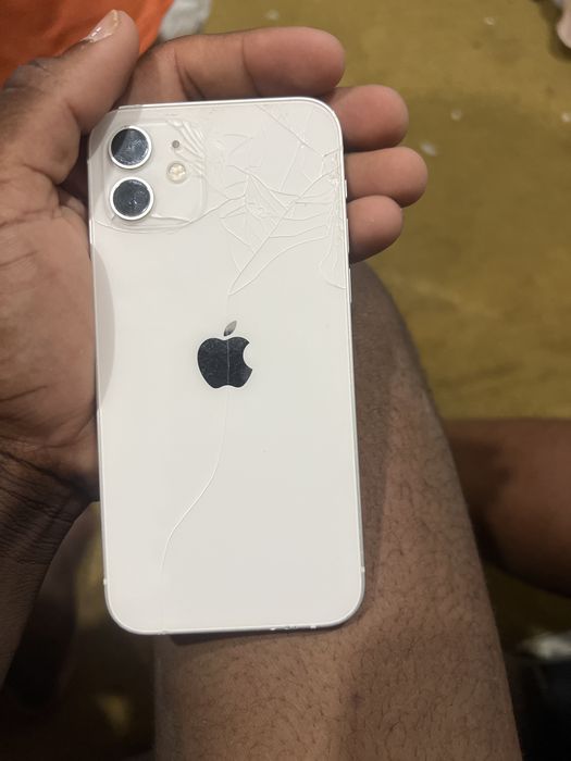 Iphone 12 com capacidade maxima 78 ,128g com caixa ,capa , e atras ta um pouco riscado