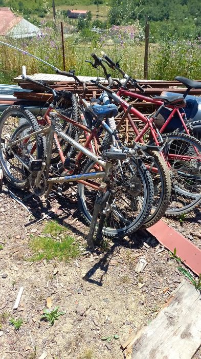 Bicicletas  a precisar de arranjar.
