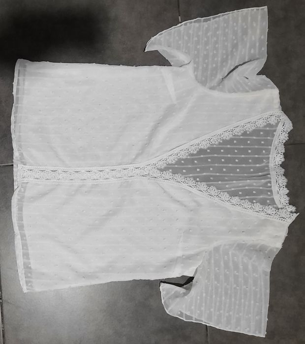 Blusa  branca com aplicações