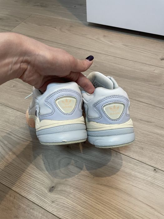 adidas falcon кросівки жіночі