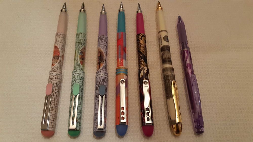 canetas de metal e plástico