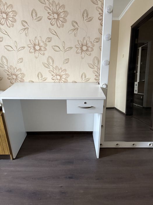 Стіл білий з шухлядою