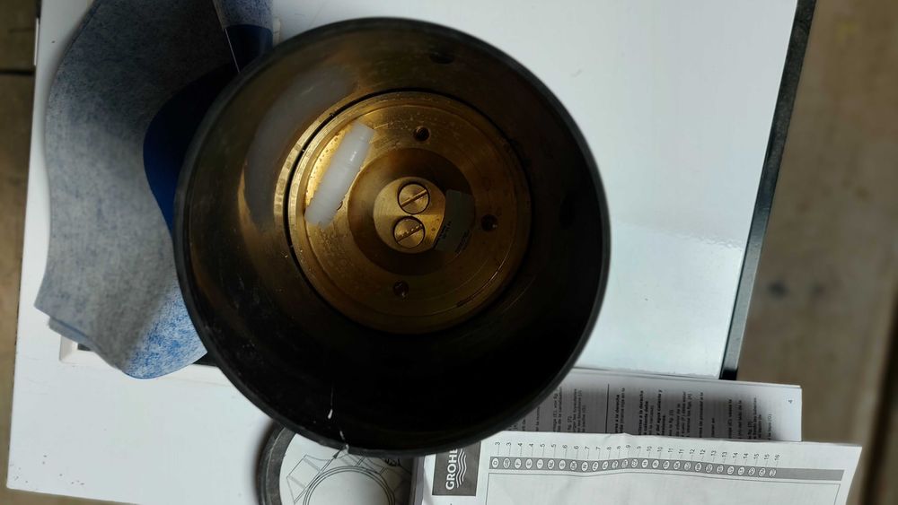 Bateria wannowa ścienna Grohe element podtynkowy do armatur czarny