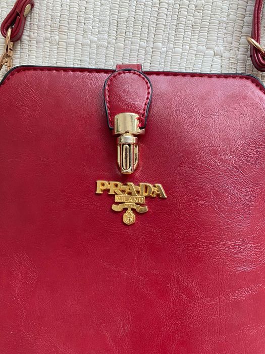 Carteira encarnada em pele com logo dourado
