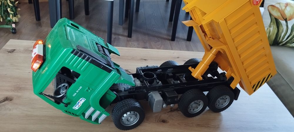 BRUDER 2765 - Ciężarówka MAN Duża ciężarówka z wywrotką.