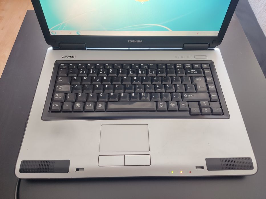 Portátil Toshiba L40-130 em bom estado, Win7, Office 2016 PRO