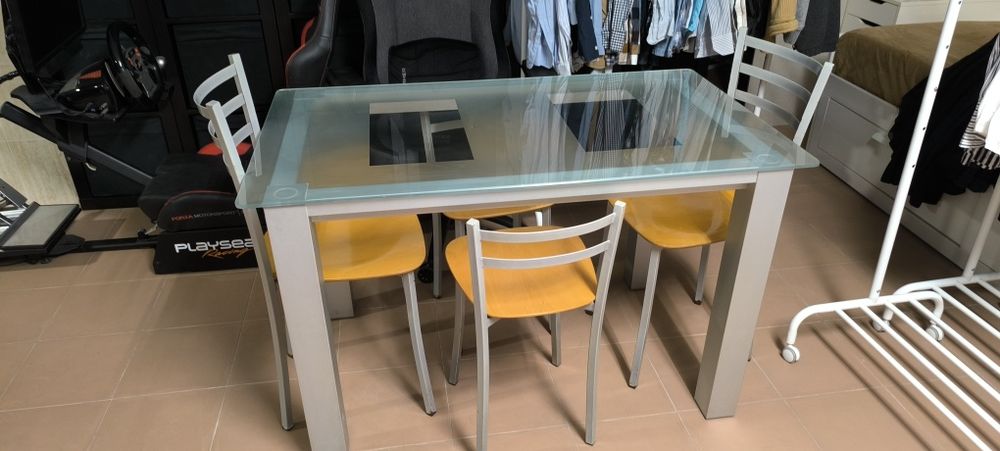 Conjunto mesa de cozinha e 4 cadeiras