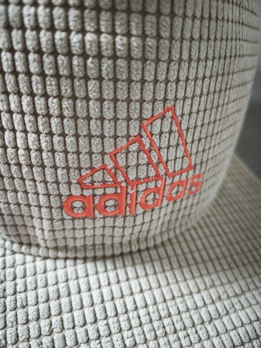 Boné Adidas Bege
