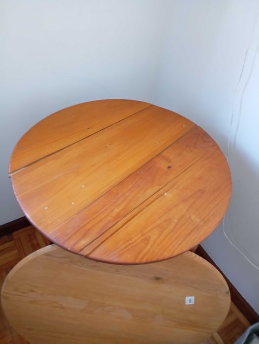 Mesa redonda de madeira.