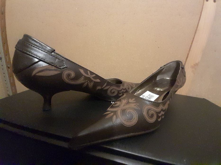 Sapatos Castanhos Novos