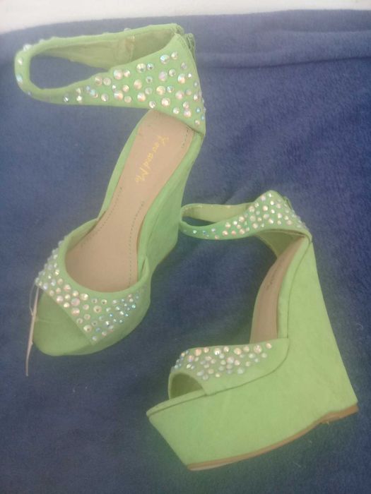 Calçado de vários gêneros